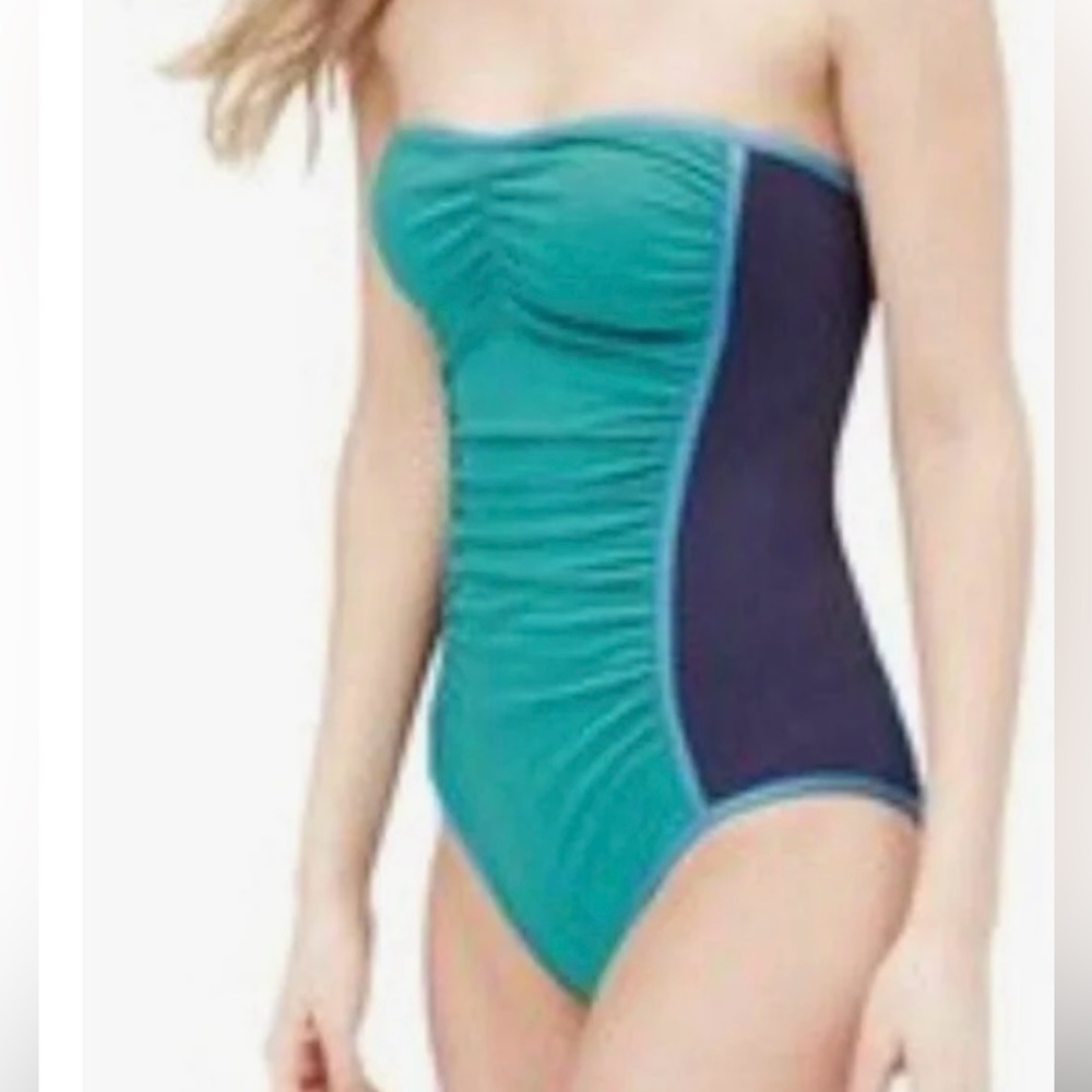 NWT-Loft color-block one piece swimsuit. Comes with strap. Padded cups.